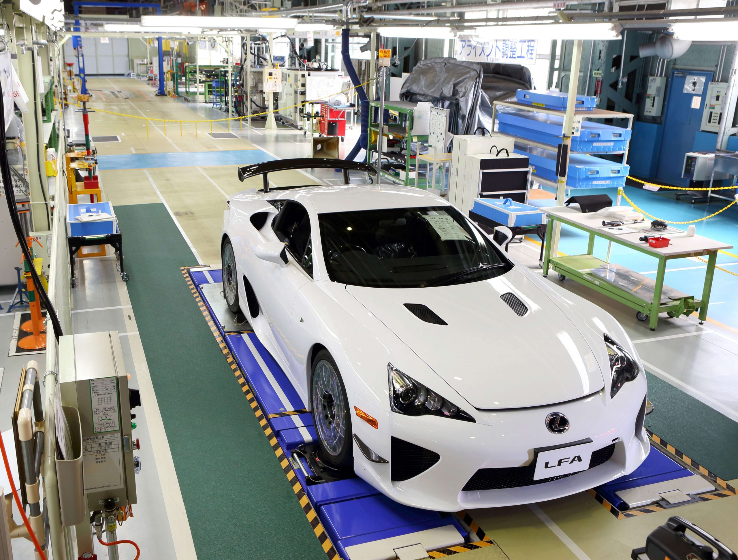 Производим тачки. Lexus LFA. Lexus LFA В Японии. Toyota LFA 2023. Завод Лексус в Японии.