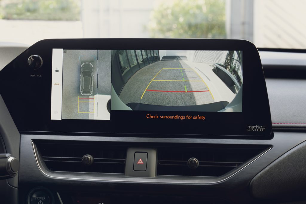 Lexus UX 250h F SPORT - multimedia showing reversing camera