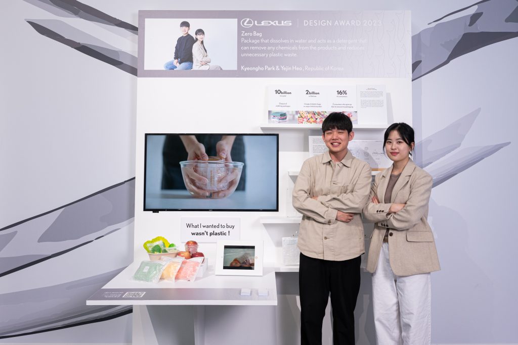 Winner of Lexus Design Award 2023: Kyeongho Park and Yejin Heo , designers of Zero Bag, a new clothing package that dissolves in water and contains a detergent that can remove chemicals from products while reducing plastic waste.
